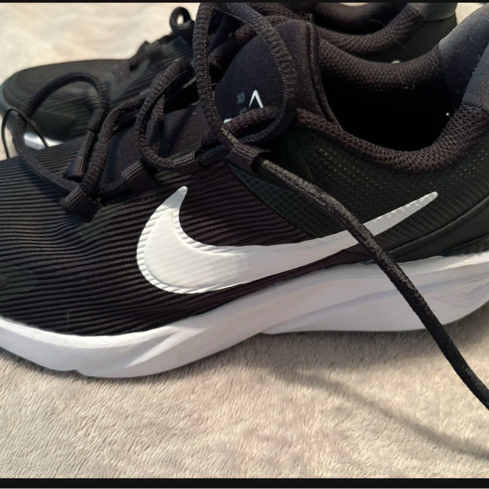 Nike Star Runner, S:4Y or 7.5 women’s size c: black and white
Brand new
